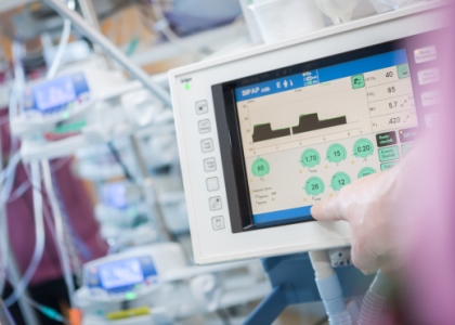 Medizinisches Überwachungsgerät mit Vitaldatenanzeige, unter anderem Herzfrequenzkurve und Zahlenwerten